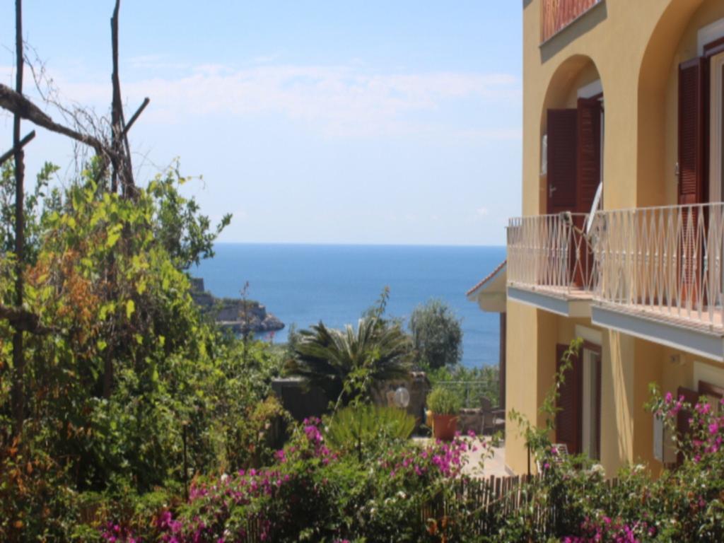 Faraglioni Di Sorrento Guesthouse Стая снимка